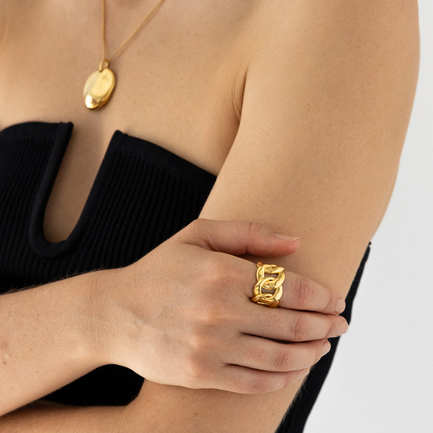 The Nina Gordon Volume Chain Ring in Gold on a models finger