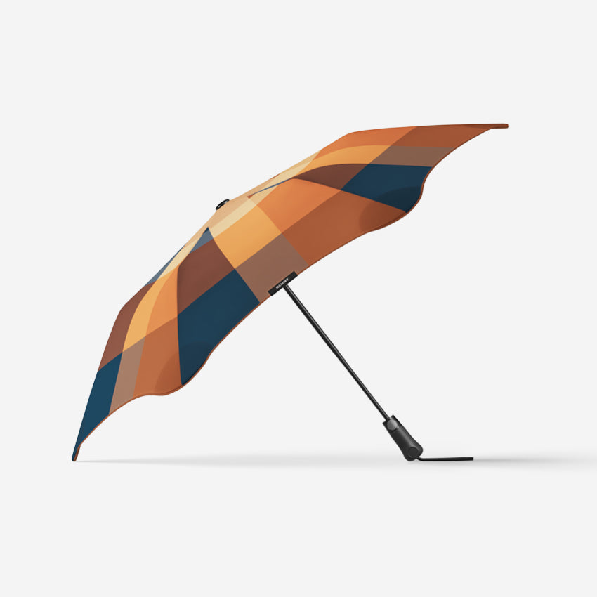 The side profile of the Blunt Metro Umbrella in Limited Edition Gingerbread on a blank background