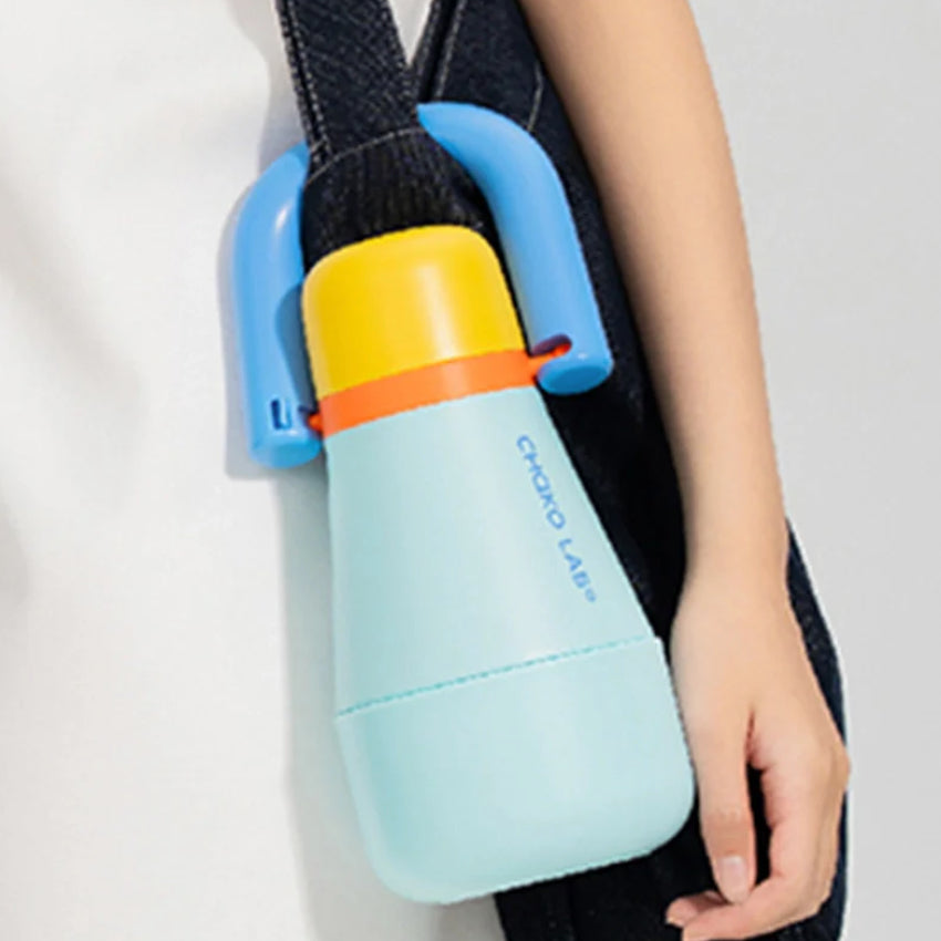 The Chako Lab Tata Thermo in blue attached to a tote bag on a model