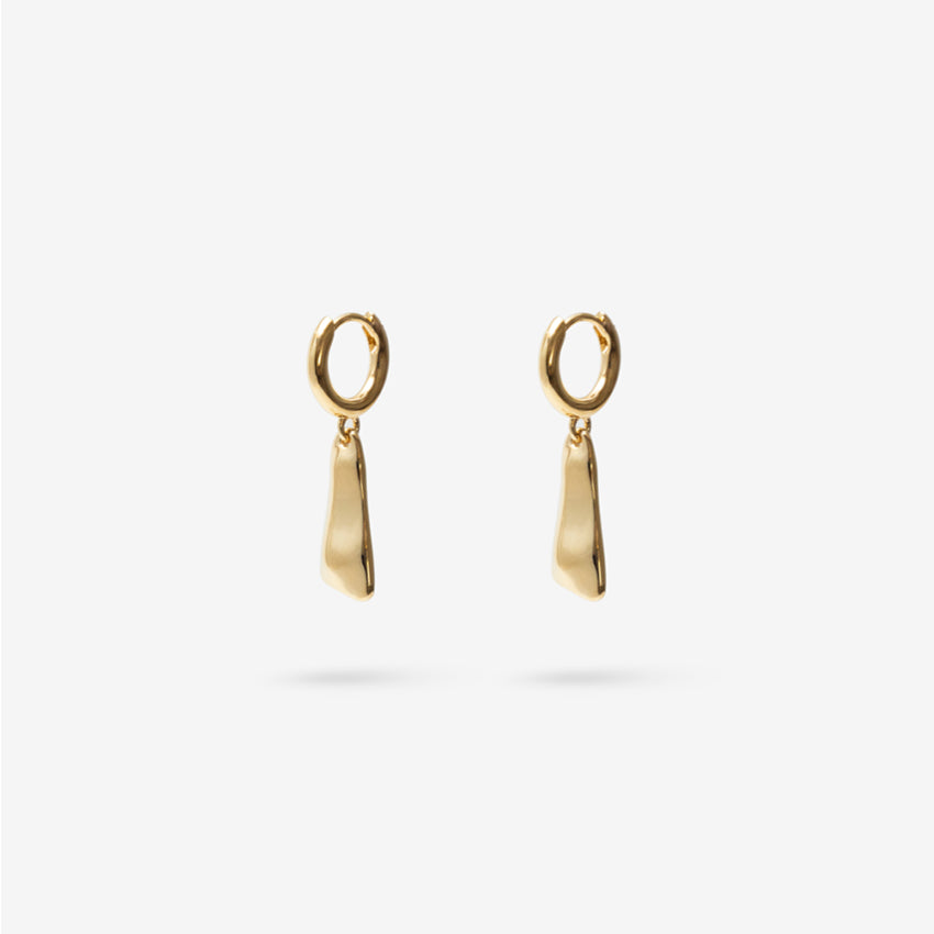 Nina Gordon Solo Tag Sleeper Hoop Earrings in Gold