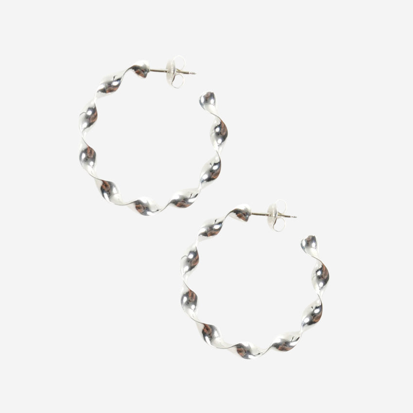 The La Tribe Large Twisted Hoops in Silver on a blank background