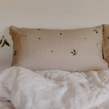 Leni The Label Muslin Pillowcase in Gum on a bed