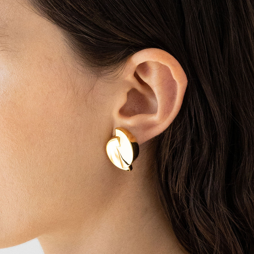 The Nina Gordon 1989 Dome Earrings in Gold on a model's ear