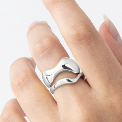 The Nina Gordon Jean Ring Set in Silver on a models finger