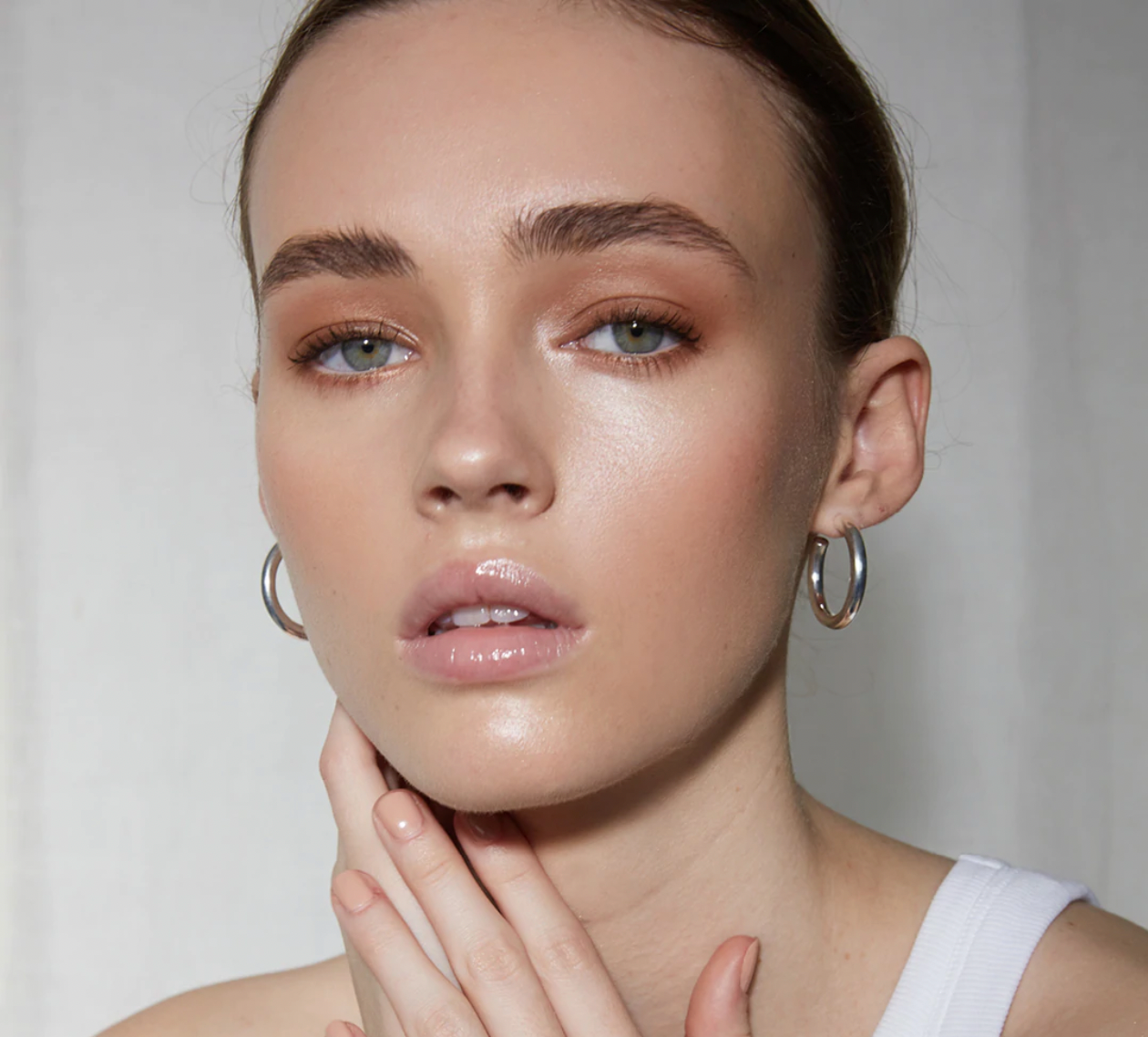 The La Tribe Large Classic Hoops in Silver on model